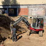 Mit dem Aushub f&uuml;r die Pf&auml;hle unter dem Fundament wurde begonnen